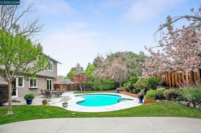 11 Ambleside Ct, Danville, CA 94526