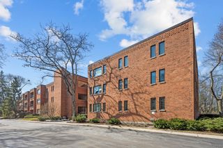 105 E Laurel Avenue 106, Lake Forest, IL 60045