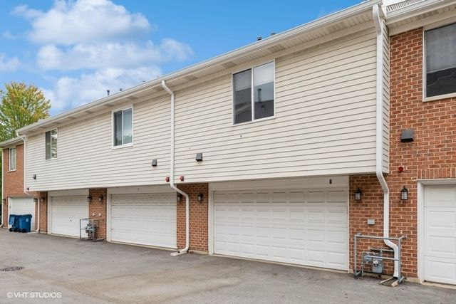 7 4 Seasons Court, Elmhurst, IL 60126