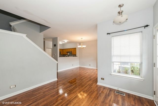 7 4 Seasons Court, Elmhurst, IL 60126