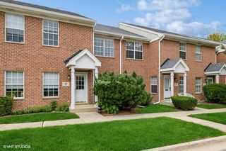 7 4 Seasons Court, Elmhurst, IL 60126