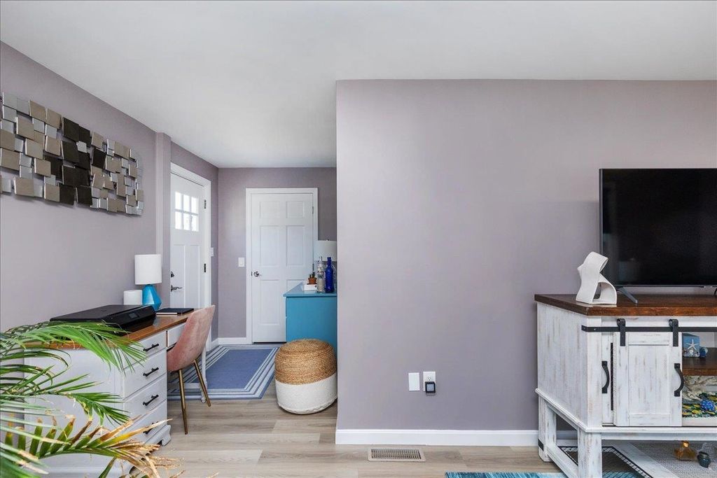 Image 4 of property listing at 501 Winnacunnet Road # 1, Hampton, NH 03842