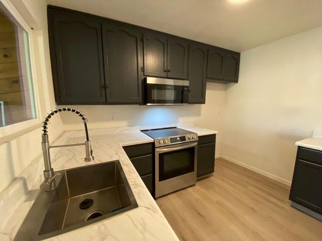 1201 Chateaugay Dr, Modesto, CA 95356