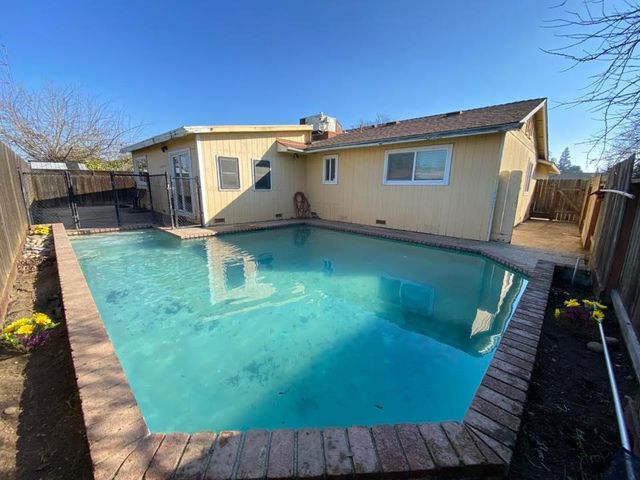 1201 Chateaugay Dr, Modesto, CA 95356