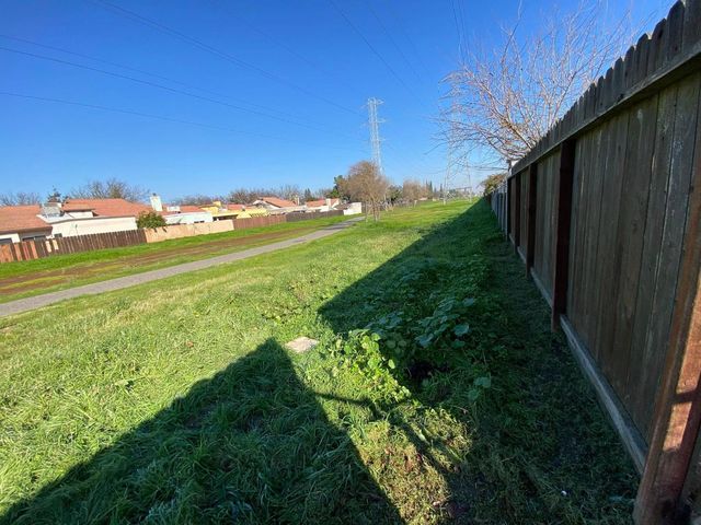 1201 Chateaugay Dr, Modesto, CA 95356