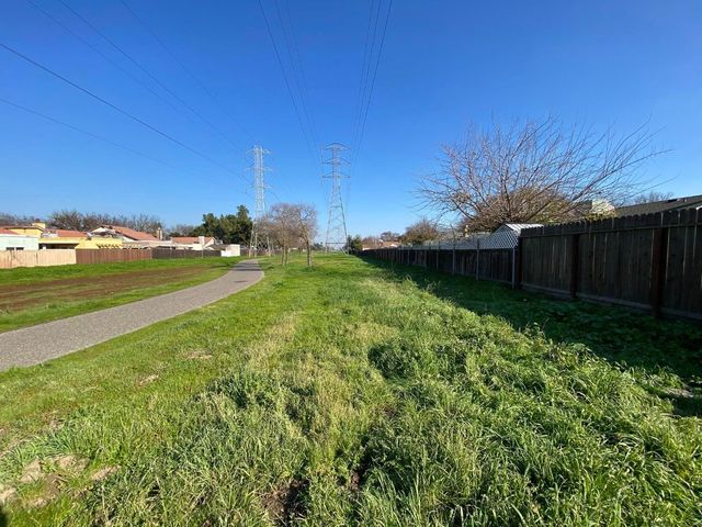 1201 Chateaugay Dr, Modesto, CA 95356