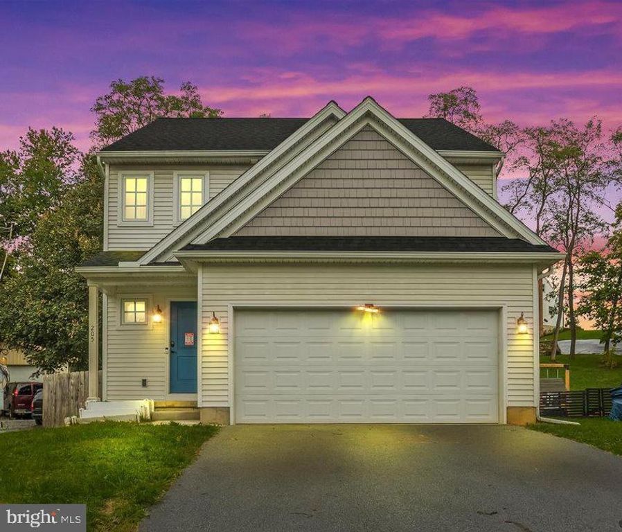 205 E MAIN ST, Brownstown, PA 17508