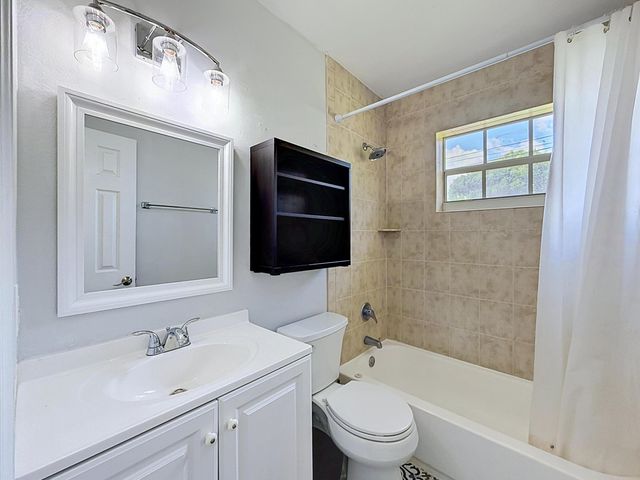 2000 NE 62nd Street, Fort Lauderdale, FL 33308