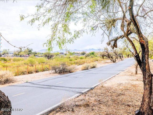 191 E Calderwood Road, Tucson, AZ 85704