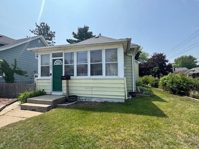 7402 8th AVENUE, Kenosha, WI 53143
