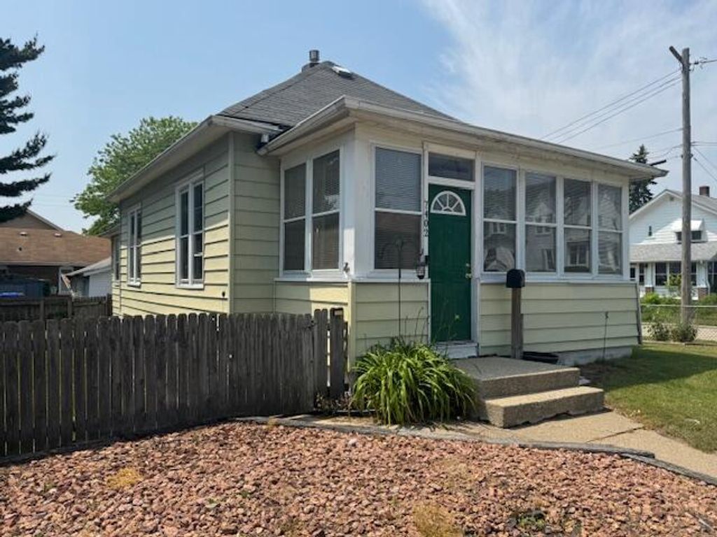 7402 8th AVENUE, Kenosha, WI 53143