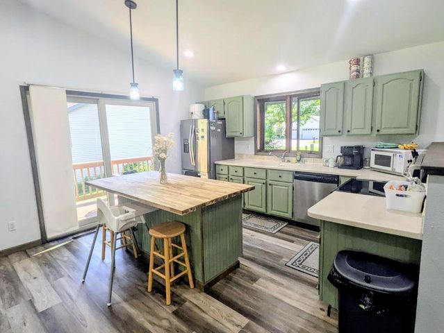 N7590 Island Drive, Pardeeville, WI 53954