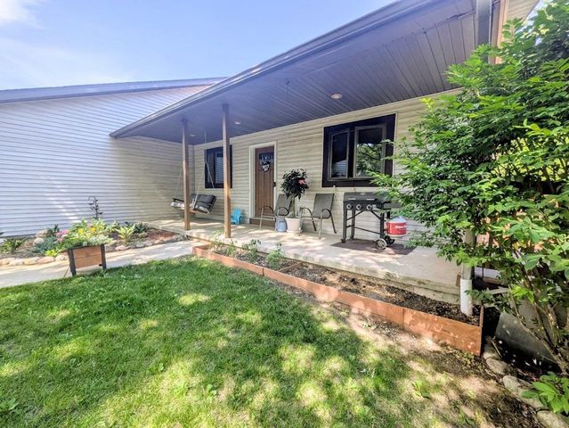 N7590 Island Drive, Pardeeville, WI 53954