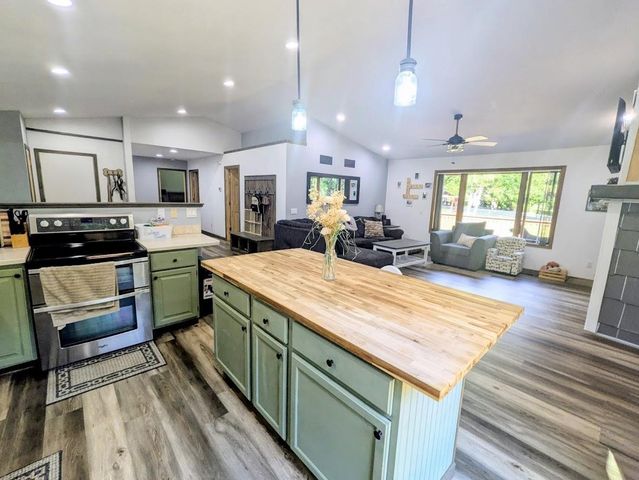 N7590 Island Drive, Pardeeville, WI 53954