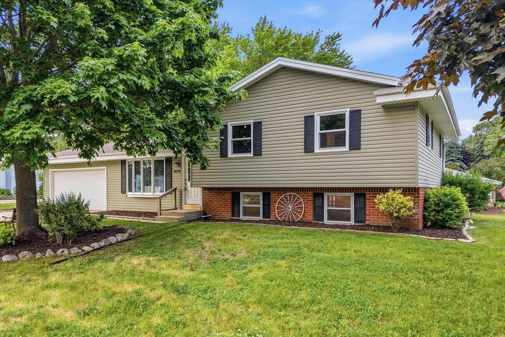 1620 1st AVENUE, Grafton, WI 53024