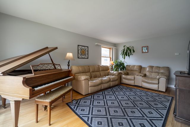 6500 W Raven Street, Chicago, IL 60631