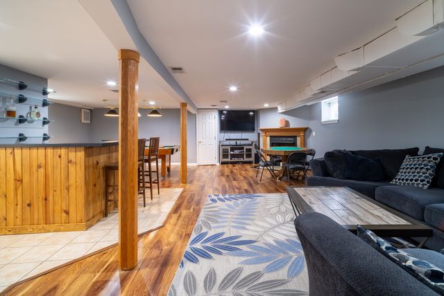 6500 W Raven Street, Chicago, IL 60631