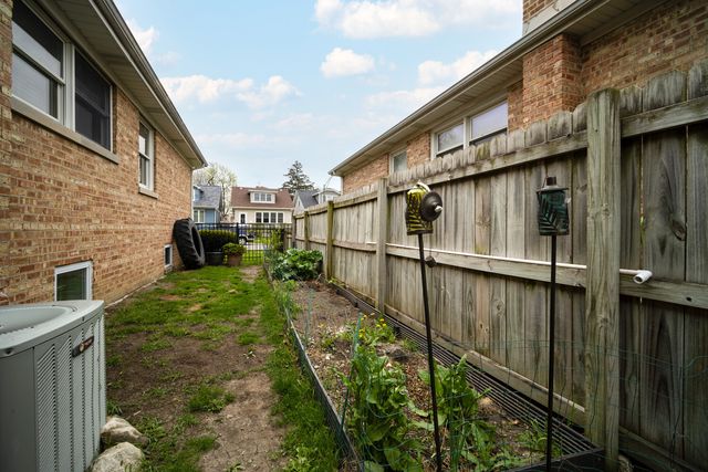 6500 W Raven Street, Chicago, IL 60631
