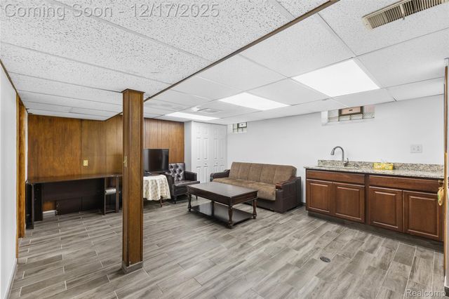 7476 Nightingale Street, Dearborn Heights, MI 48127