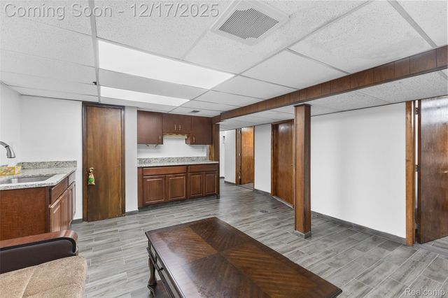 7476 Nightingale Street, Dearborn Heights, MI 48127