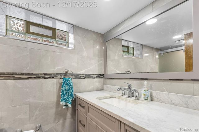 7476 Nightingale Street, Dearborn Heights, MI 48127