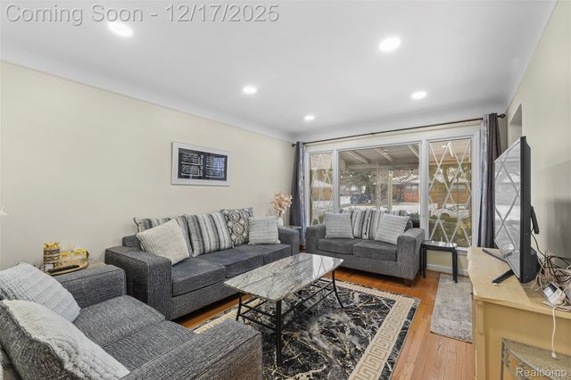 7476 Nightingale Street, Dearborn Heights, MI 48127