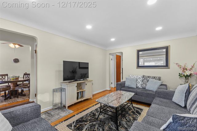 7476 Nightingale Street, Dearborn Heights, MI 48127