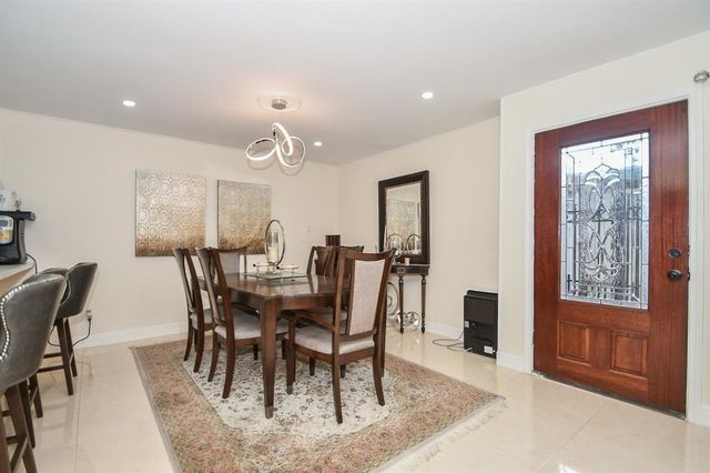 6304 Riverview Way, Houston, TX 77057