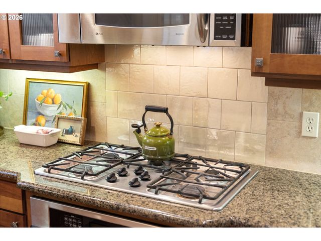 662 Sw TRILLIUM CREEK Ter, Portland, OR 97225