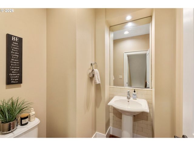 662 Sw TRILLIUM CREEK Ter, Portland, OR 97225