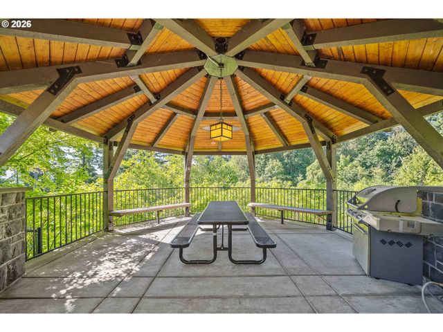 662 Sw TRILLIUM CREEK Ter, Portland, OR 97225