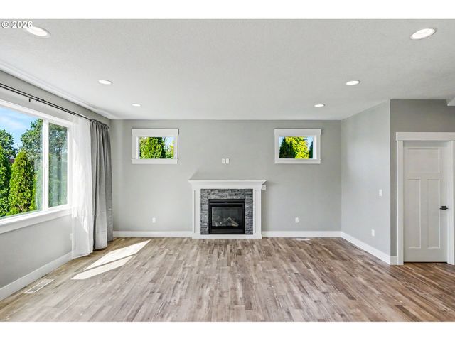 433 GRANT St, Silverton, OR 97381