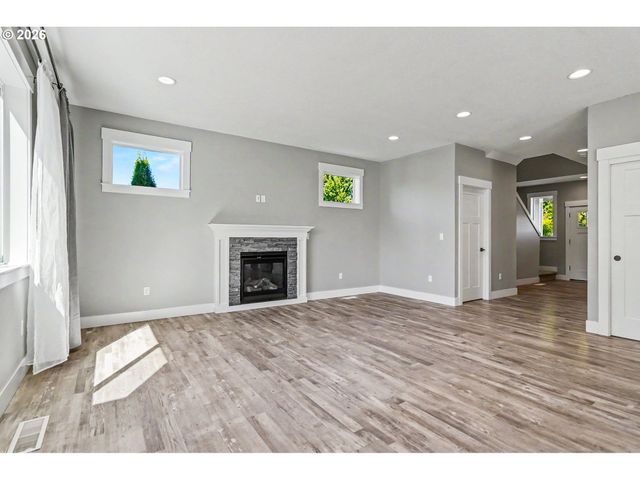 433 GRANT St, Silverton, OR 97381