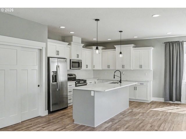 433 GRANT St, Silverton, OR 97381