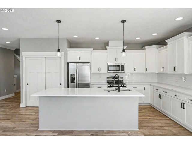 433 GRANT St, Silverton, OR 97381