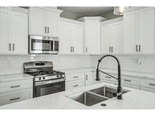 433 GRANT St, Silverton, OR 97381