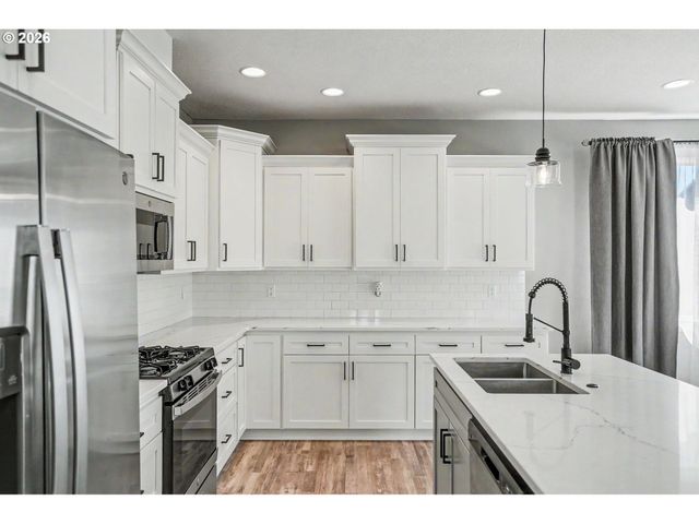 433 GRANT St, Silverton, OR 97381