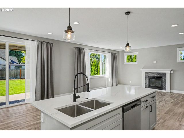 433 GRANT St, Silverton, OR 97381