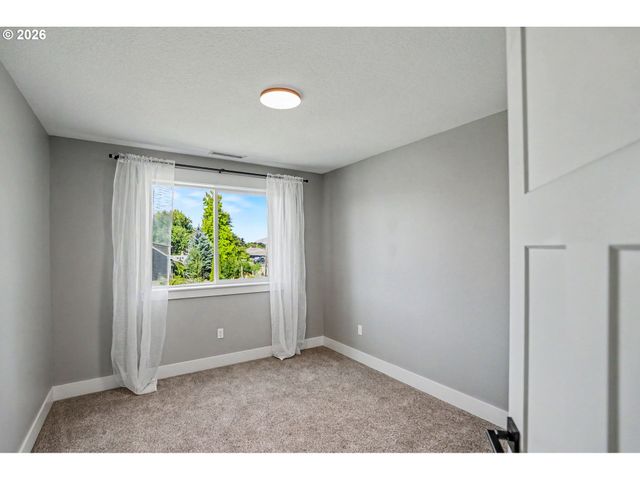 433 GRANT St, Silverton, OR 97381