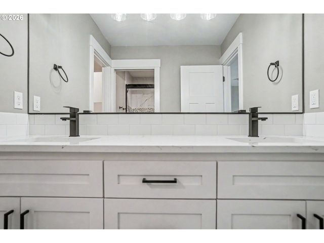 433 GRANT St, Silverton, OR 97381