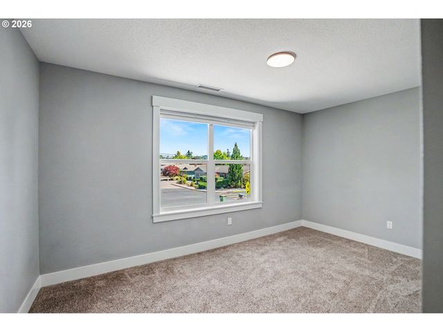 433 GRANT St, Silverton, OR 97381