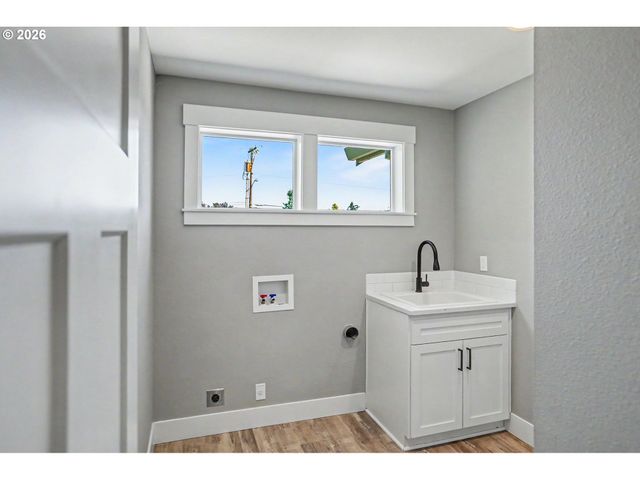 433 GRANT St, Silverton, OR 97381