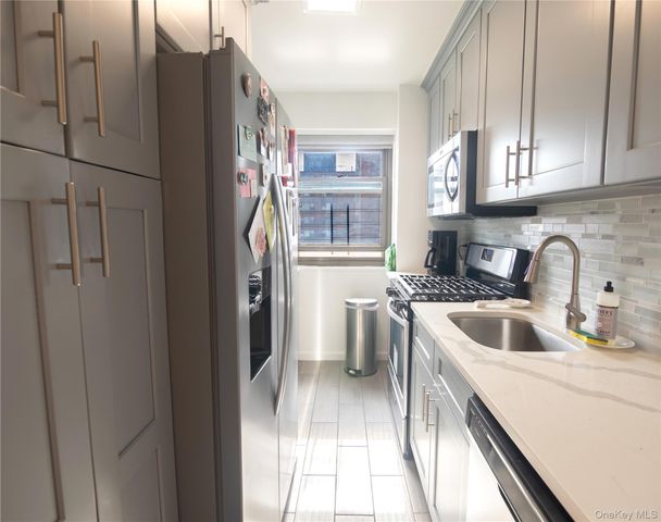 21-41 34th Avenue 11B, Astoria, NY 11106