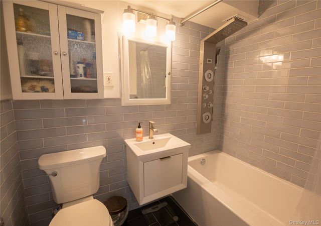 21-41 34th Avenue 11B, Astoria, NY 11106