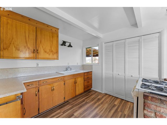 200 SIERRA Dr, Eagle Point, OR 97524