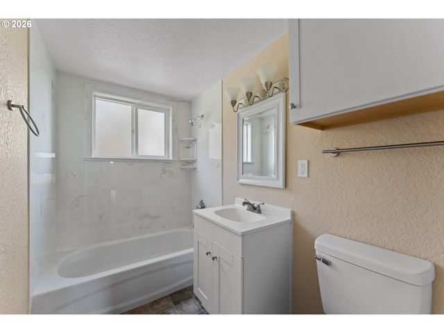 200 SIERRA Dr, Eagle Point, OR 97524