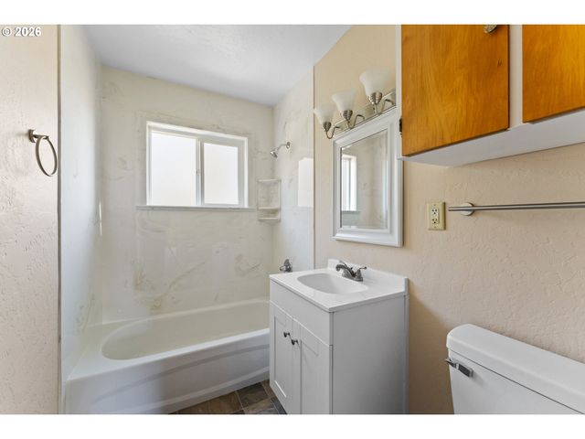 200 SIERRA Dr, Eagle Point, OR 97524