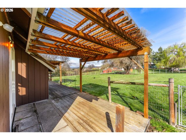 200 SIERRA Dr, Eagle Point, OR 97524