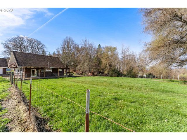 200 SIERRA Dr, Eagle Point, OR 97524