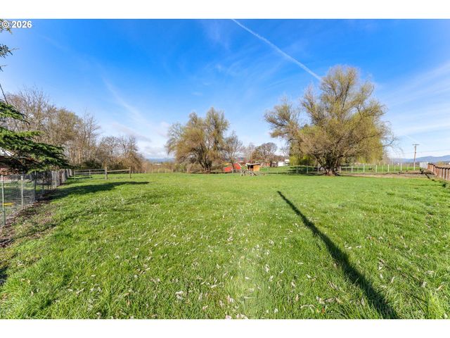 200 SIERRA Dr, Eagle Point, OR 97524